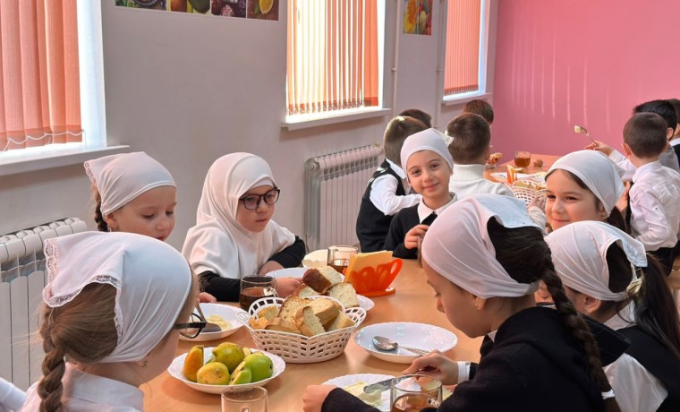 Активисты «Единой России» проверили работу школьных пищеблоков в нескольких районах ЧР