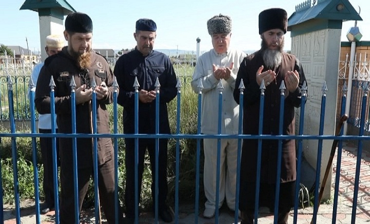 Рамзан Кадыров совершил паломничество по зияратам Чечни и Дагестана в последний день Рамадана