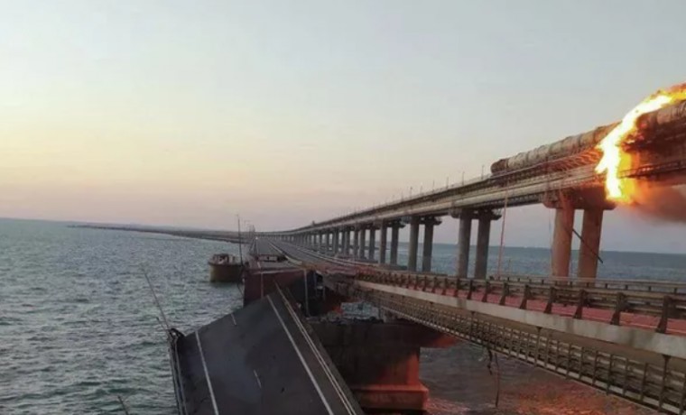 На Крымском мосту взорвали грузовой автомобиль