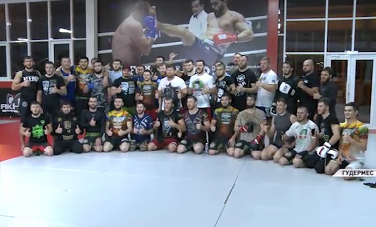 Рамзан Кадыров посетил тренировку бойцов клуба &quot;Ахмат&quot; в Гудермесском спорткомплексе