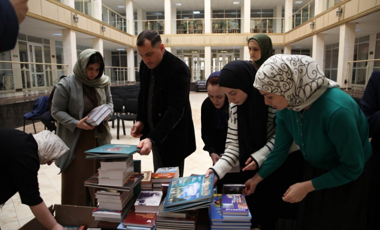 Очередная партия книг от Крымского отделения «Единой России» поступила в Национальную библиотеку ЧР