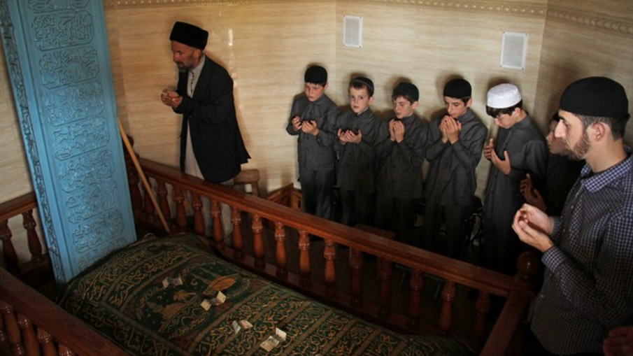 Дети-сироты посетили зиярат Докки-Шейха в Грозненском районе Чечни