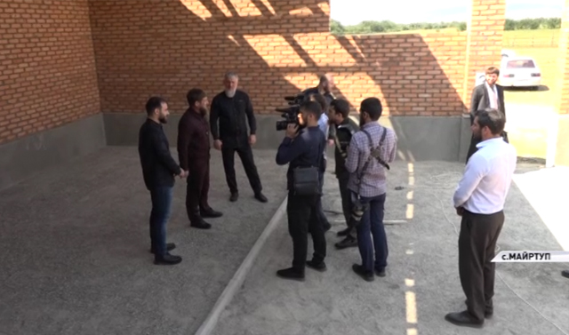 Рамзан Кадыров проинспектировал ход работ на новой улице в селе Майртуп