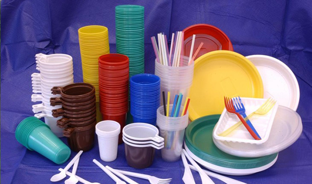 В России могут запретить продажу одноразовой посуды из пластика