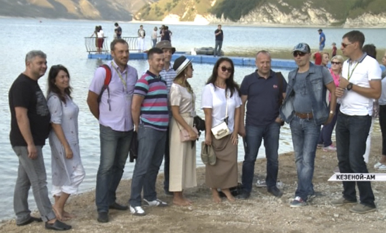 Участники Всероссийского форума СМИ посетили живописное озеро Кезеной-Ам