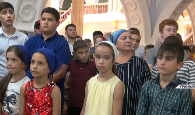  В Грозном для детей «группы риска» провели экскурсию по Мемориальному комплексу им. А.А. Кадырова 