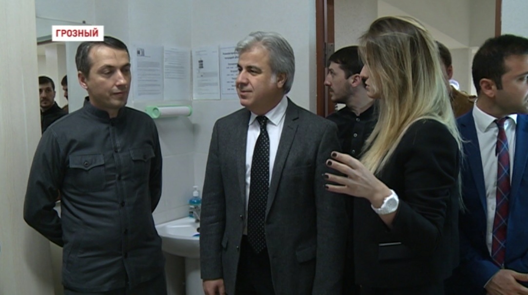 В Грозный приехал врач одной из ведущих клиник Турции Тархан Озлер 