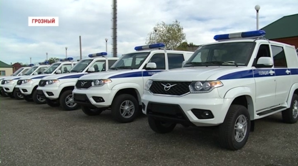Сотрудники полка ППС полиции Управления МВД России по Грозному получили новые служебные автомобили 
