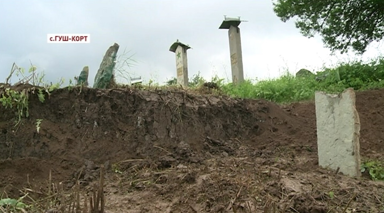 Оползень захватил территорию кладбища села Гуш-Корт Шатойского района