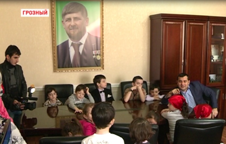 Руководство телерадиокомпании «Грозный» организовало для детей своих  сотрудников экскурсию на телевидение