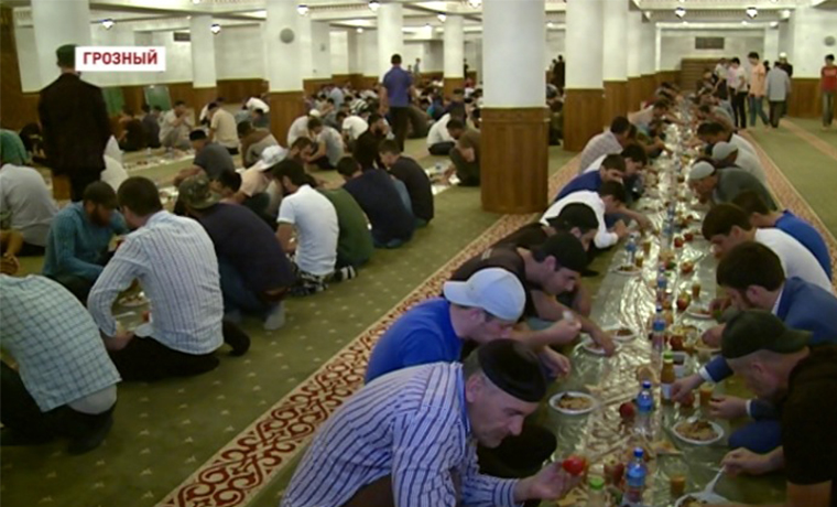 Мечеть Сердце Чечни в очередной раз наполняется сотнями постящихся