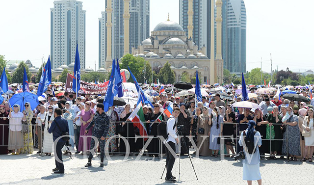 В центре Грозного прошёл массовый митинг в честь Дня России