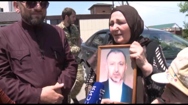 На стихийный пикет в Грозном пришла мать убитого Джамбулата Дадаева