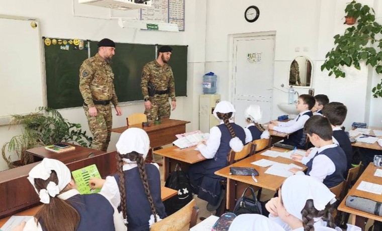 Сотрудники ОМОН «Ахмат-Грозный» провели урок безопасности для школьников и учителей