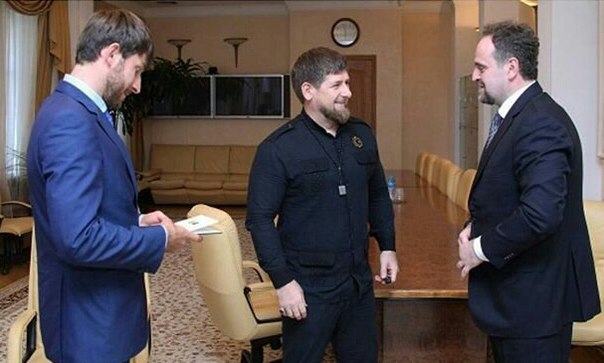 Сергей Донской наградил Рамзана Кадырова нагрудным знаком «Почетный работник охотничьего хозяйства»