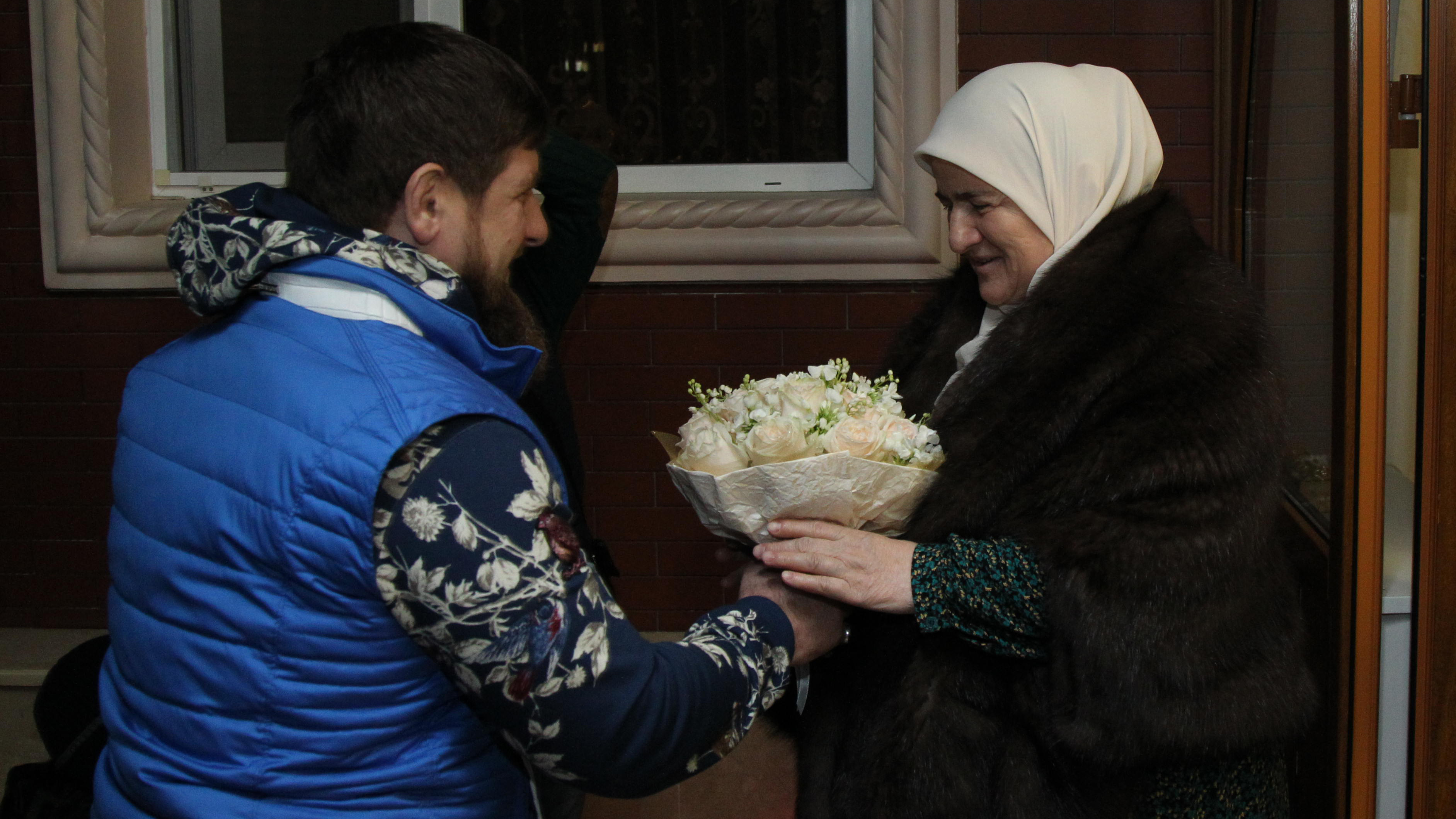 Рамзан Кадыров поздравил маму с Днем чеченской женщины