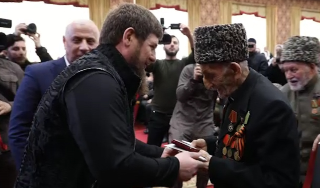 Фонд Кадырова выделил по 100 тысяч рублей ветеранам ВОВ и 436 труженикам тыла из ЧР 