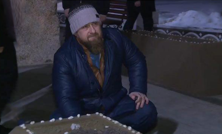 Рамзан Кадыров посетил кладбище, на котором покоятся его близкие родственники