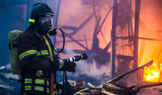 Пожарные локализовали огонь на горящем складе в Грозном