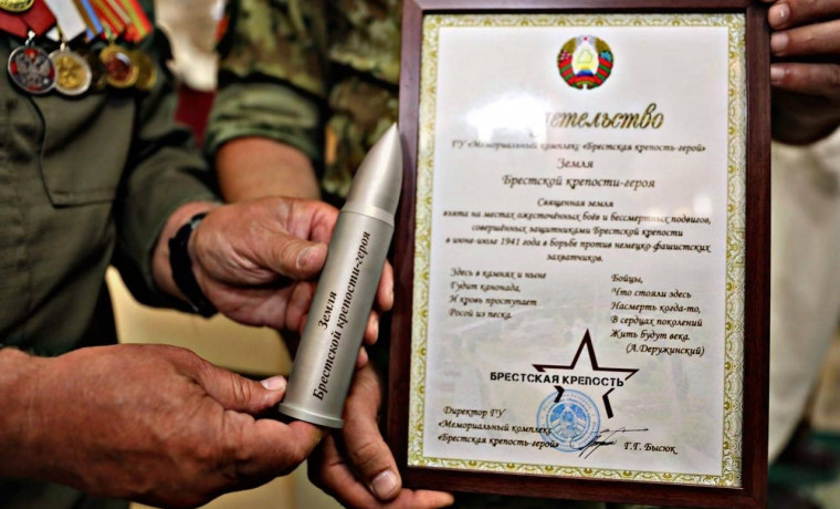 Офицеры Росгвардии приняли участие в церемонии передачи капсулы с землей Брестской крепости