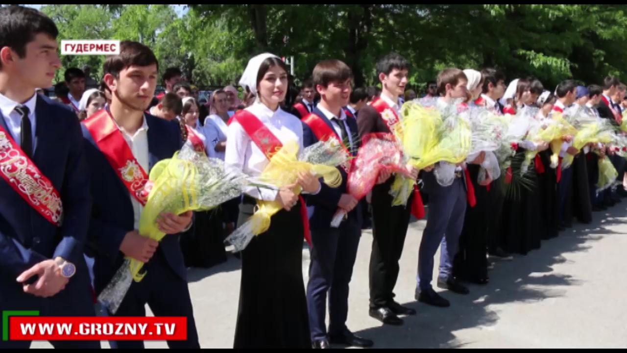 Для 14-ти тысяч чеченских выпускников  прозвенел последний звонок
