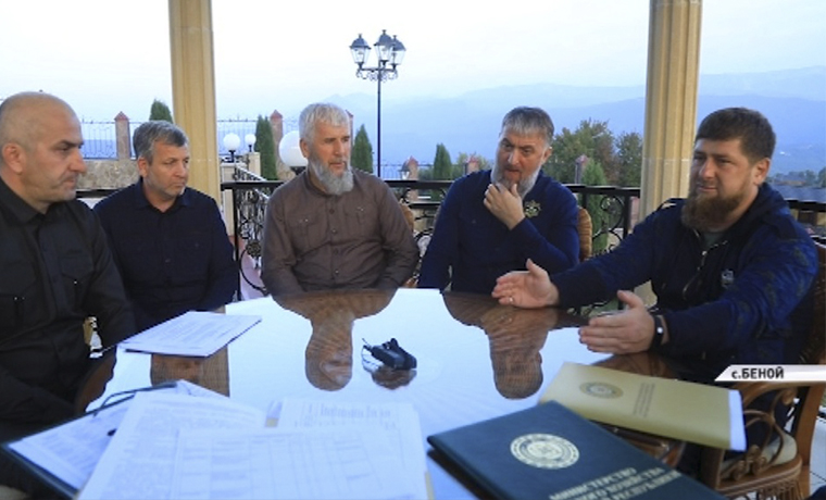 Рамзан Кадыров провел выездное совещание с членами правительства в Беное