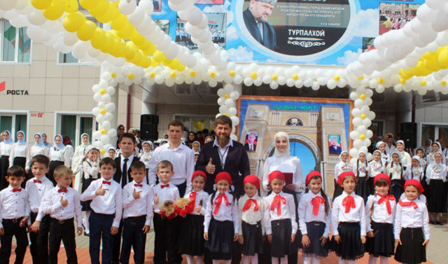 Рамзан Кадыров принял участие в церемонии открытия нового учебного года в СШ №1 села Ахмат-Юрт