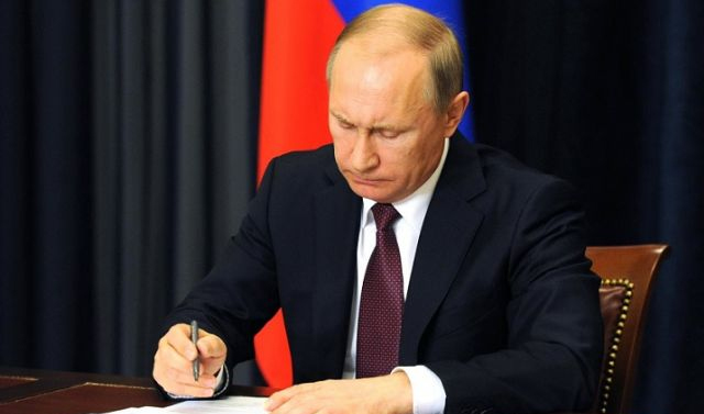 Владимир Путин подписал указ о ежемесячных выплатах на детей в возрасте с 3 до 7 лет