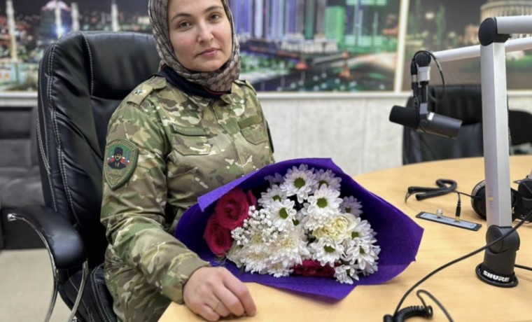 Офицер ОМОН «АХМАТ-Крепость» выступила в эфире радиорубрики, посвященной Дню чеченской женщины