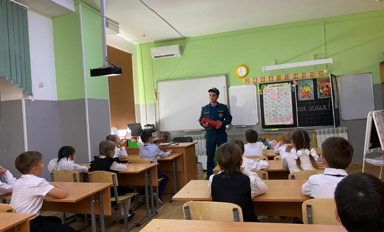 Сотрудники МЧС провели уроки безопасности в некоторых школах республики