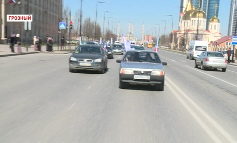 В Чечне состоялся автопробег, приуроченный ко Дню Конституции республики
