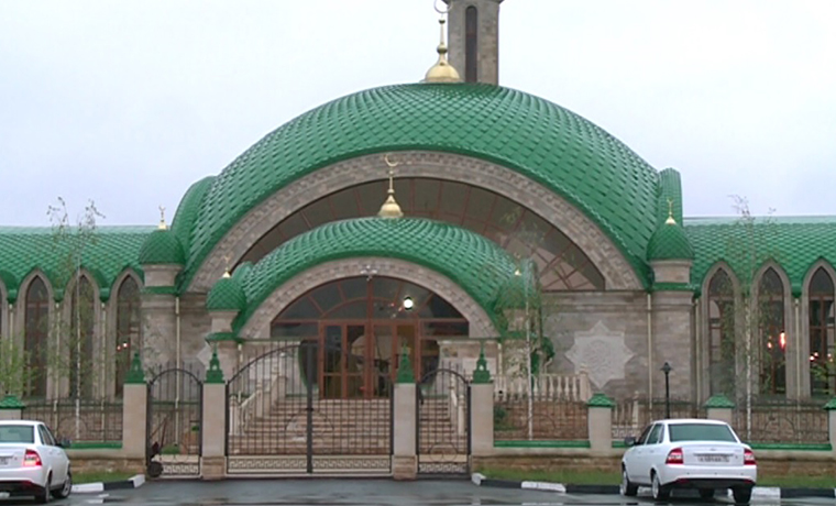Каждый вечер в мечетях Чечни для верующих организованы бесплатные угощения