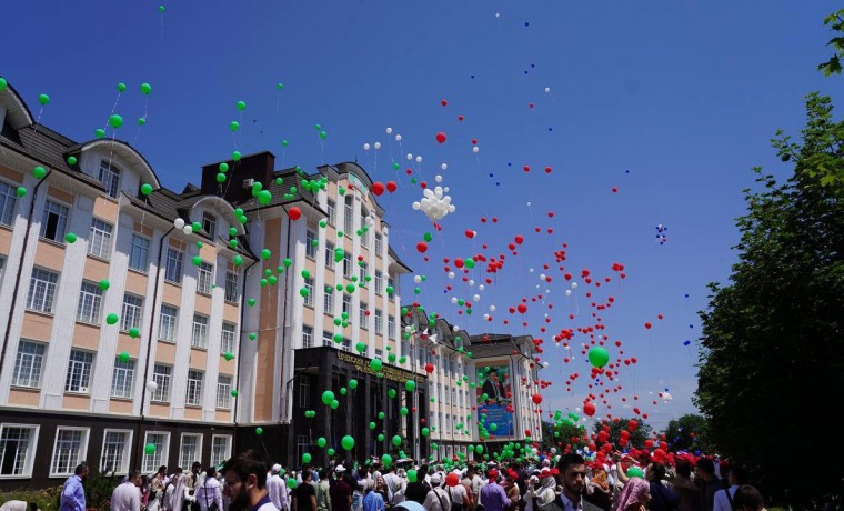В ЧГУ им. А.А. Кадырова «Молодая Гвардия» и «Волонтерская Рота» организовали флешмоб на День России