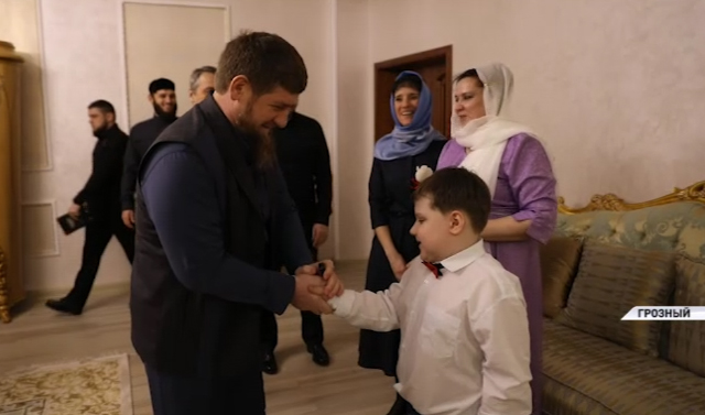 Рамзан Кадыров встретился с мальчиком, который оставил открытку на Кремлевской елке