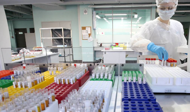 Число проведенных в России тестов на коронавирус превысило 18 млн