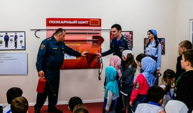 В детском городке профессий в Грозном прошел мастер-класс от чеченских пожарных