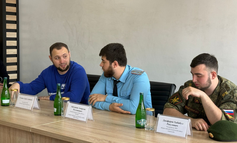 Активисты «Молодой Гвардии» встретились с старшим лейтенантом МЧС перед Днём пожарной охраны России