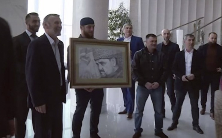 Рамзан Кадыров получил в подарок от чеченской диаспоры в Минске портрет Ахмата-Хаджи Кадырова