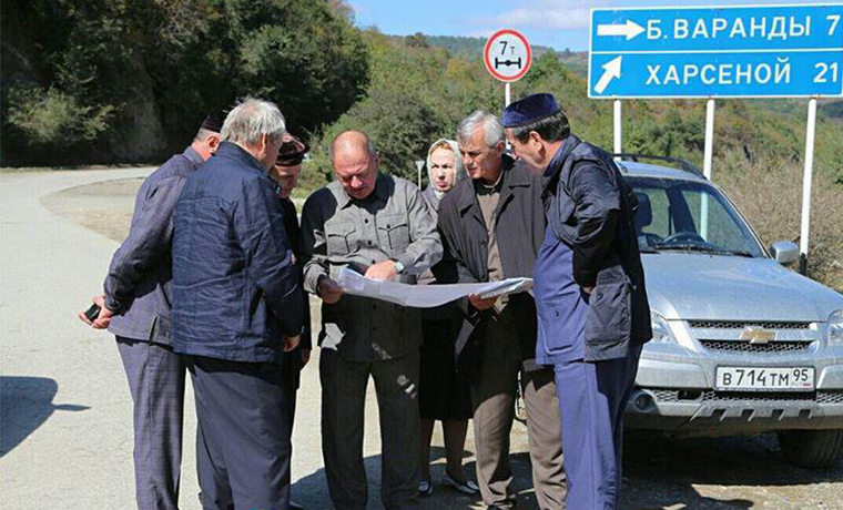 Глава Минавтодора Чечни проинспектировал ход работ на дорожных объектах в горных районах 