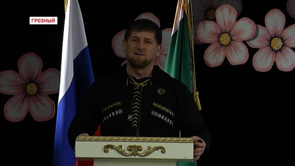 Глава ЧР поздравил чеченских женщин