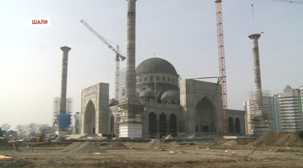 В Шали продолжается возведение мечети им. Рамзана Кадырова 
