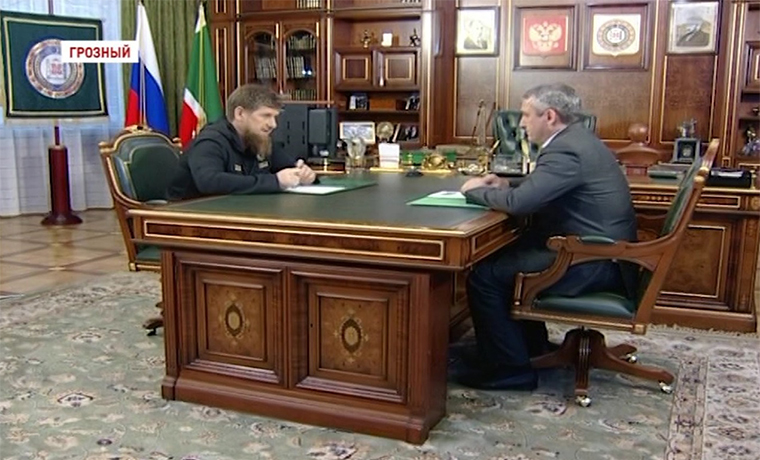 Рамзан Кадыров обсудил вопросы повышения заработной платы  муниципальным служащим 