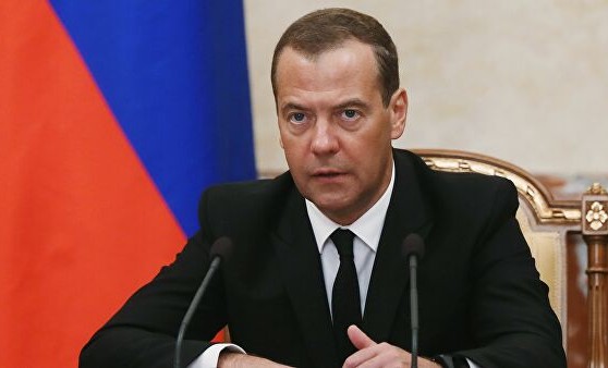 Дмитрий Медведев предложил помочь малоимущим семьям оплачивать интернет