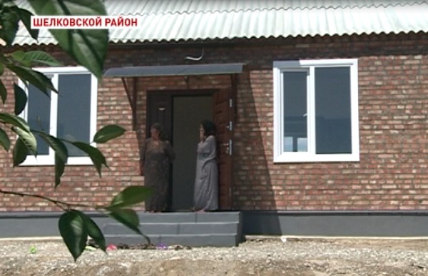 Несколько семей Шелковского района получили новое жилье от руководства республики