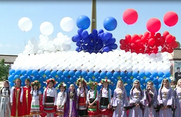 В Грозном в честь Дня России выступил знаменитый хор детей