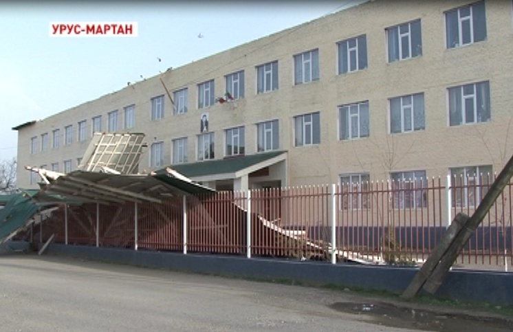 От сильного ветра в Урус-Мартановском районе пострадали крыши домов