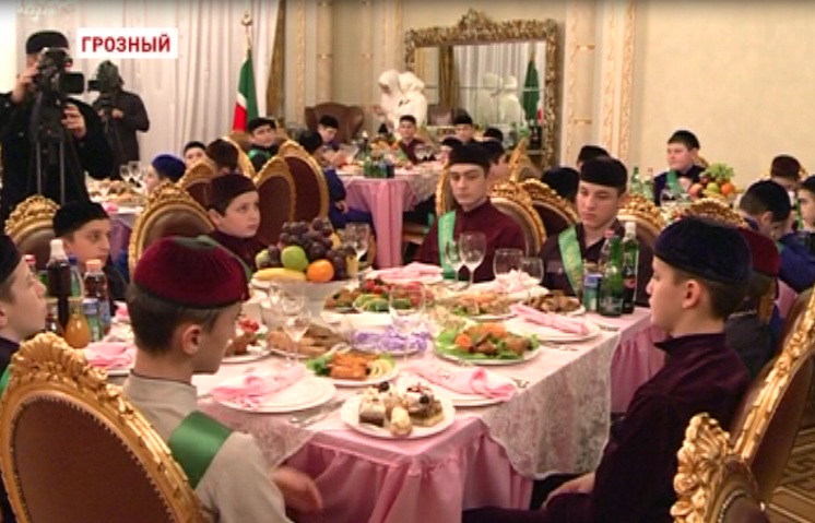 Рамзан Кадыров дал ужин в честь первых выпускников школ хафизов