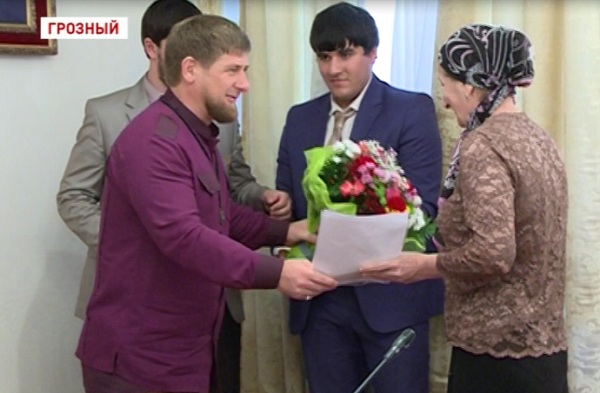 Рамзан Кадыров вручил ключи от квартир остронуждающимся семьям