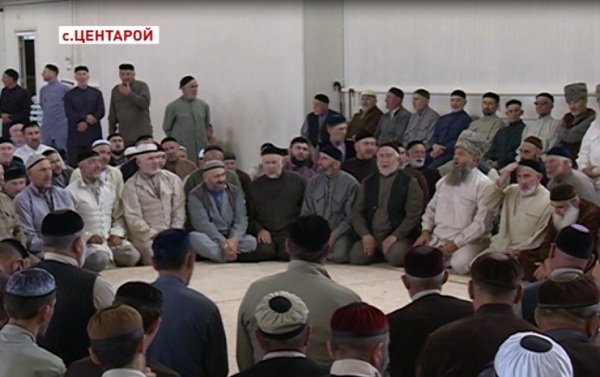 В Центарое прошел обряд зикр в память о первом Президенте Ахмат-Хаджи Кадырове